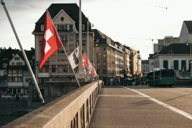 La mia SIM dell'UE funziona in Svizzera? La "trappola di confine" e come evitare bollette salate