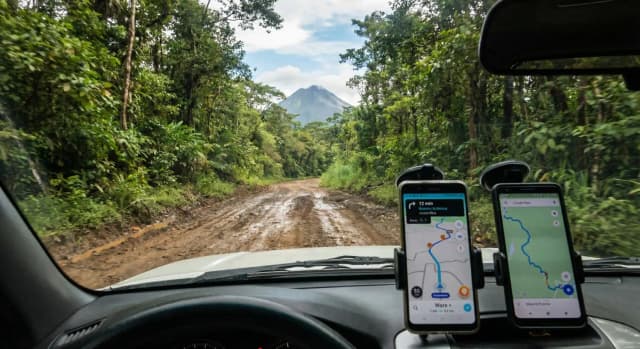Dirigindo na Costa Rica: O Guia de Navegação Definitivo (Waze vs. GPS)