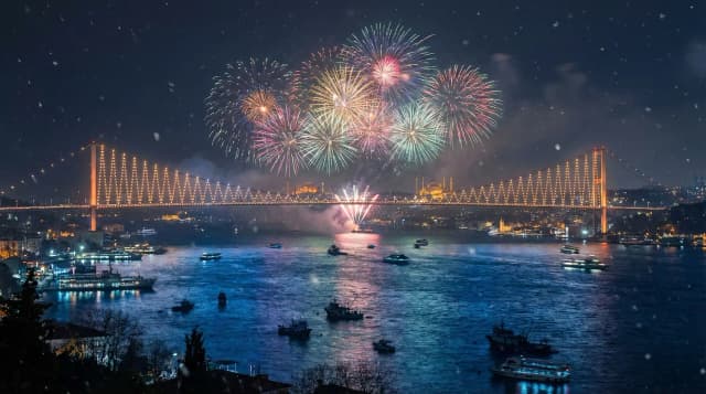 2025-ci il Yeni İl Gecəsi İstanbuldadır: Harada Bayram Etmək, Nə Gözləmək Lazımdır və 2026-cı İl Üçün Səyahət İpuçları